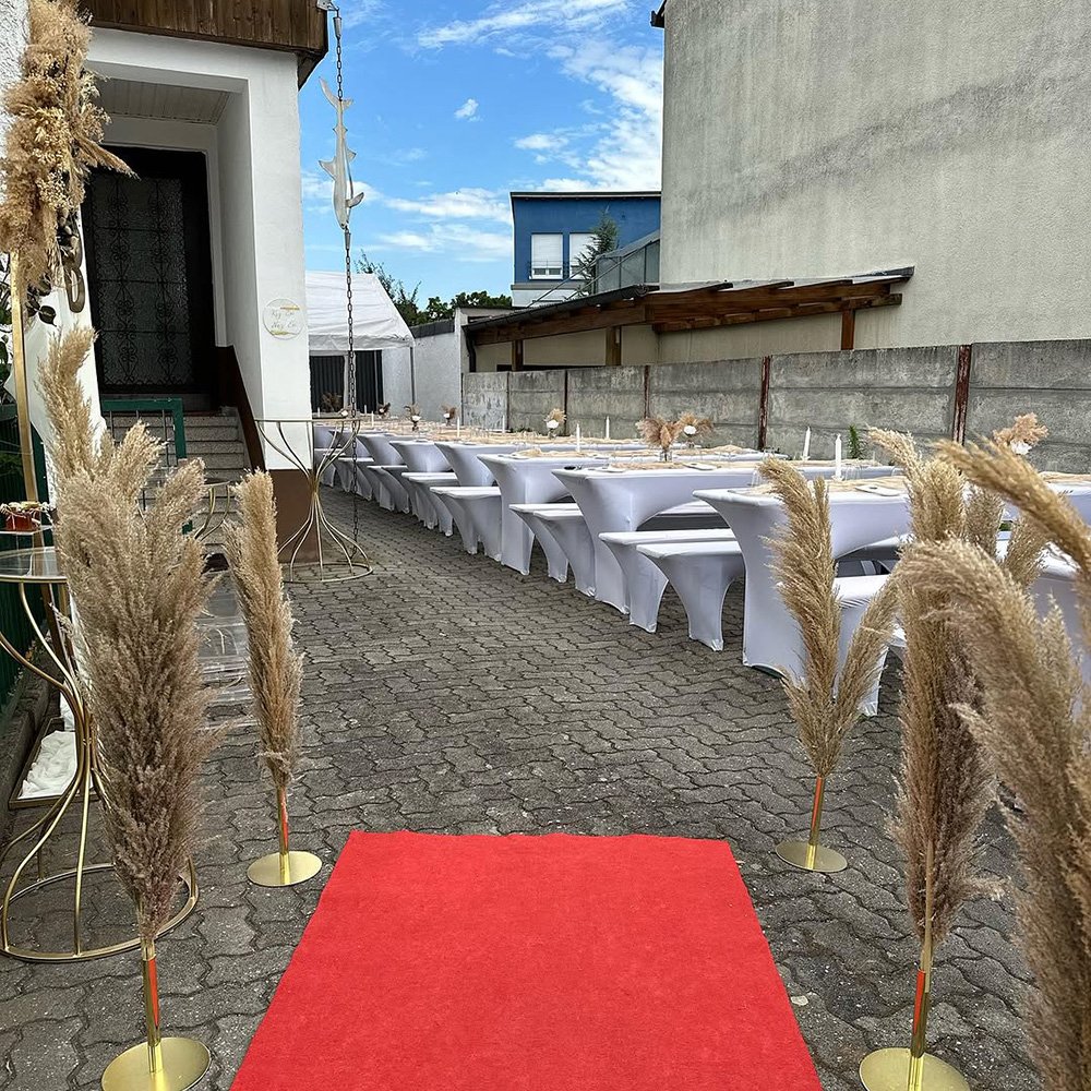 Roter Teppich mit Dekoration für ein Event im Freien.