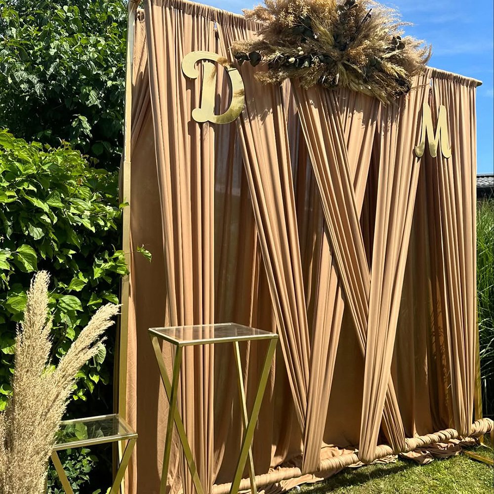 Eine Outdoor Wand mit Initialien