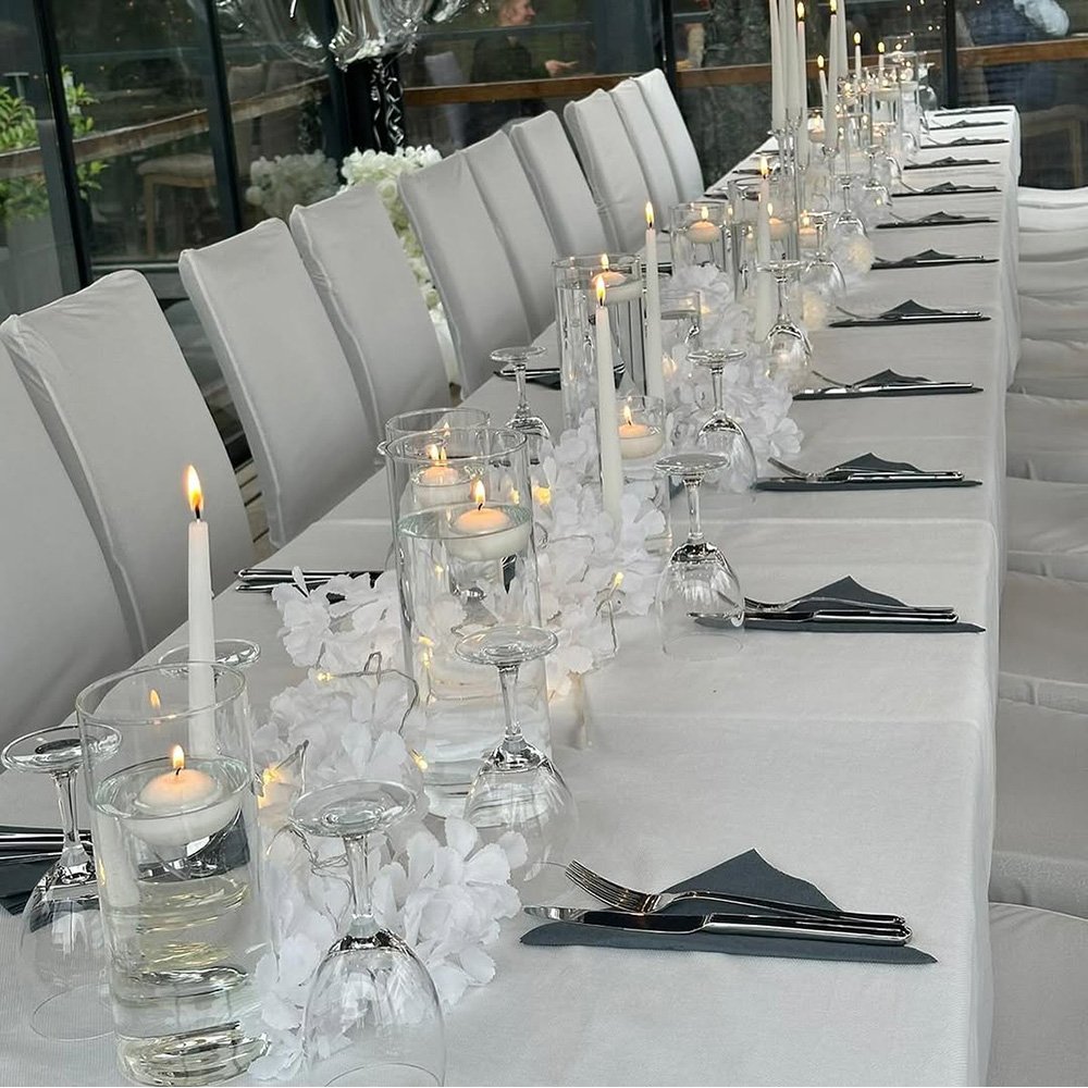 Lange Tafel mit eleganten Kerzen.